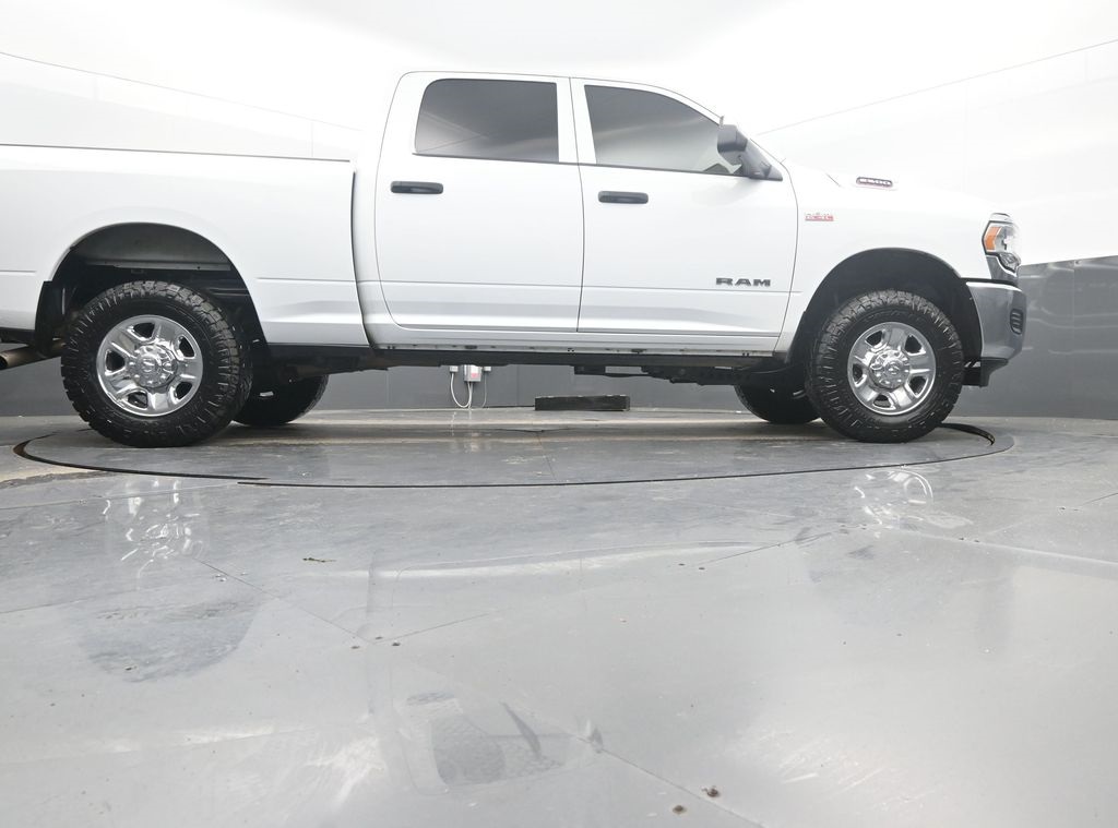 Vehicle image 16 of 40