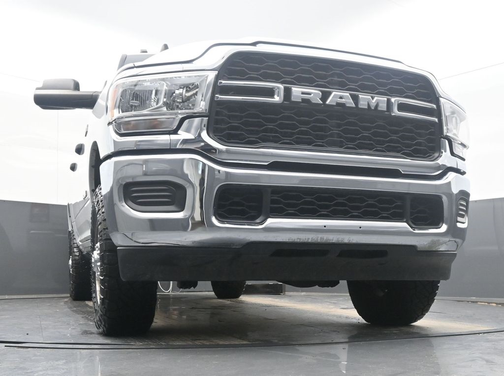 Vehicle image 10 of 40