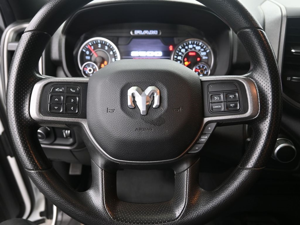 Vehicle image 32 of 40