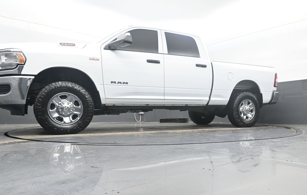Vehicle image 17 of 40