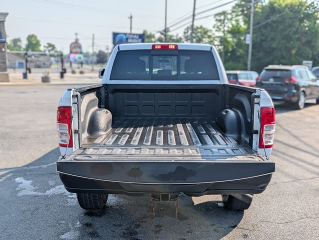 Vehicle image 33 of 40