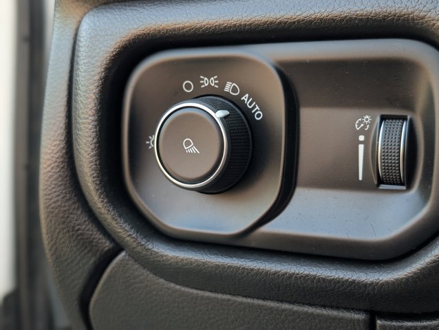 Vehicle image 26 of 40