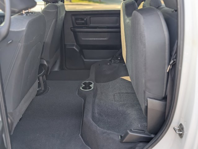 Vehicle image 32 of 40