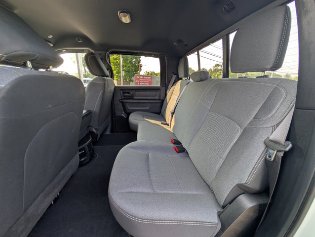 Vehicle image 31 of 40