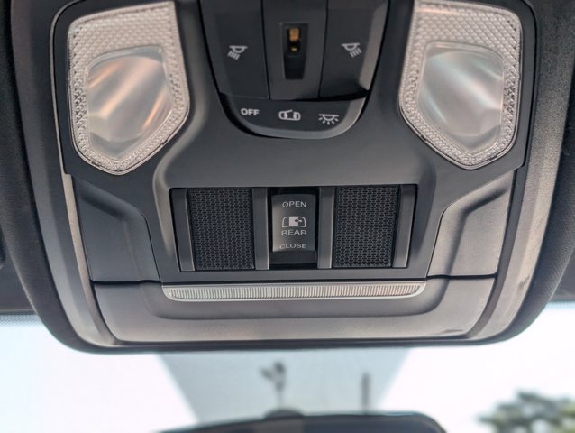 Vehicle image 25 of 40