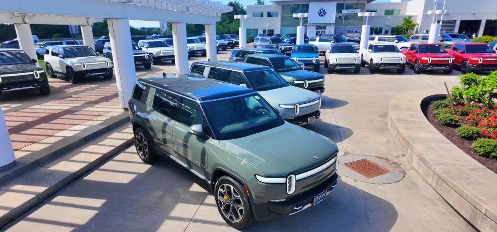 2022 Rivian R1T Launch Edition Image 2 of 32