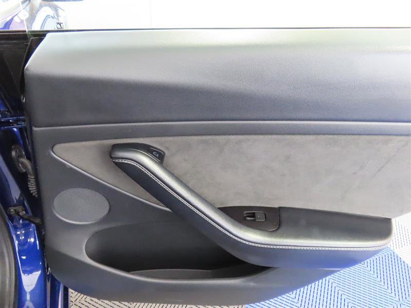 Vehicle image 28 of 32