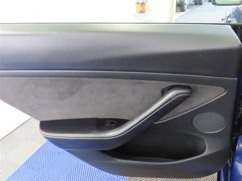 Vehicle image 25 of 32