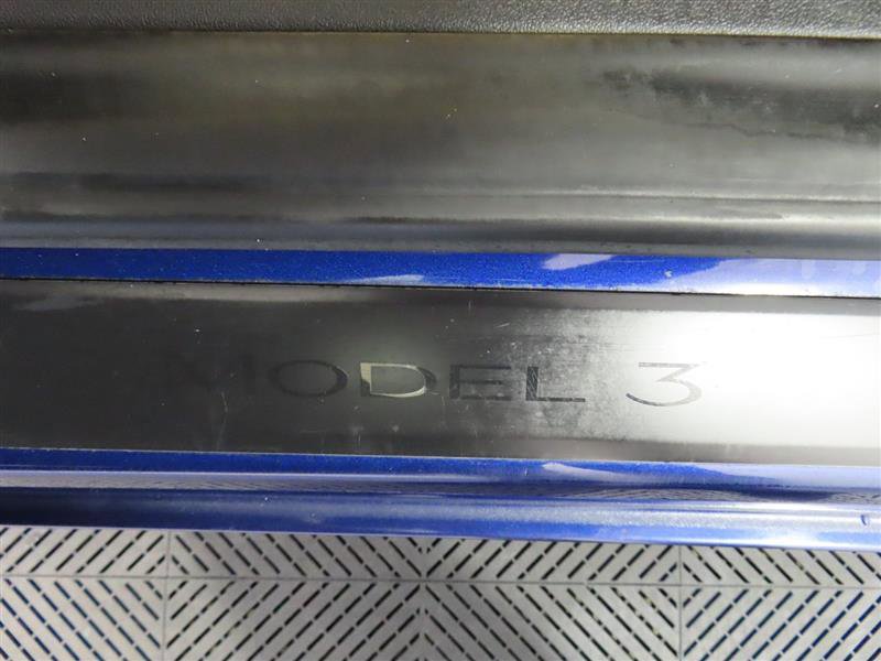 Vehicle image 17 of 32