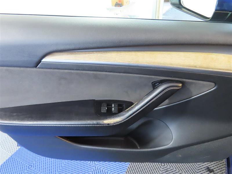 Vehicle image 14 of 32