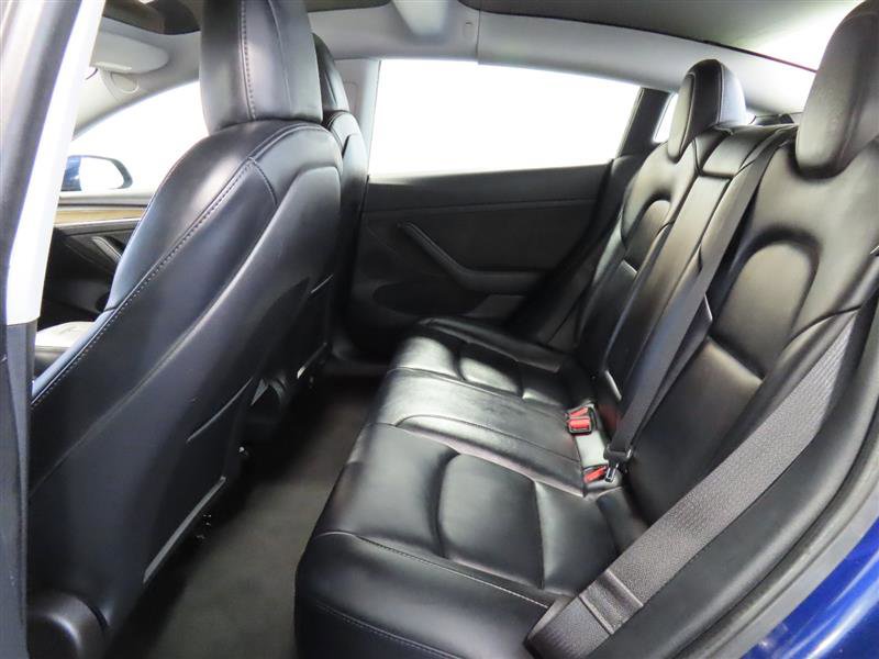 Vehicle image 26 of 32
