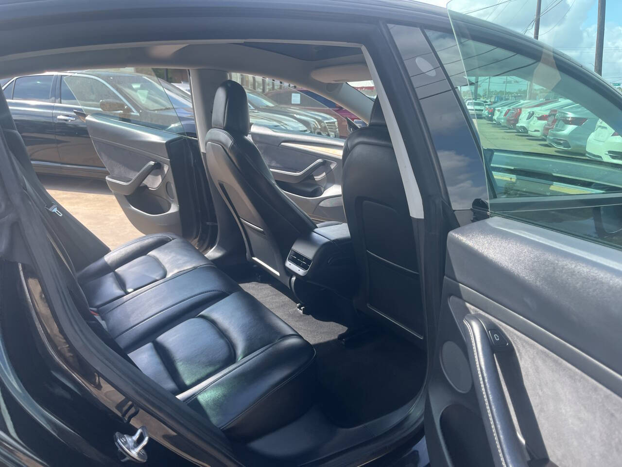 Vehicle image 17 of 21
