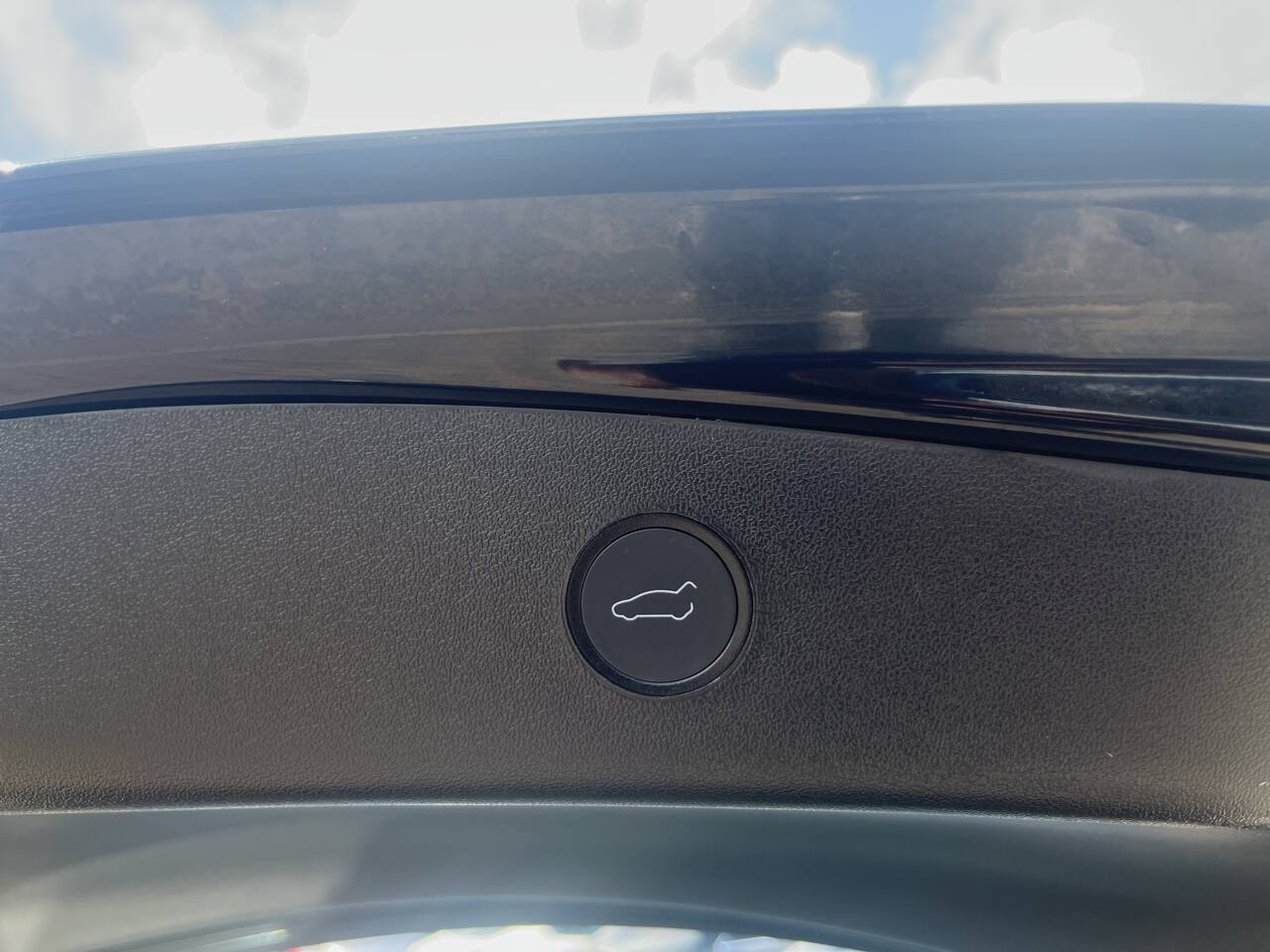 Vehicle image 16 of 21