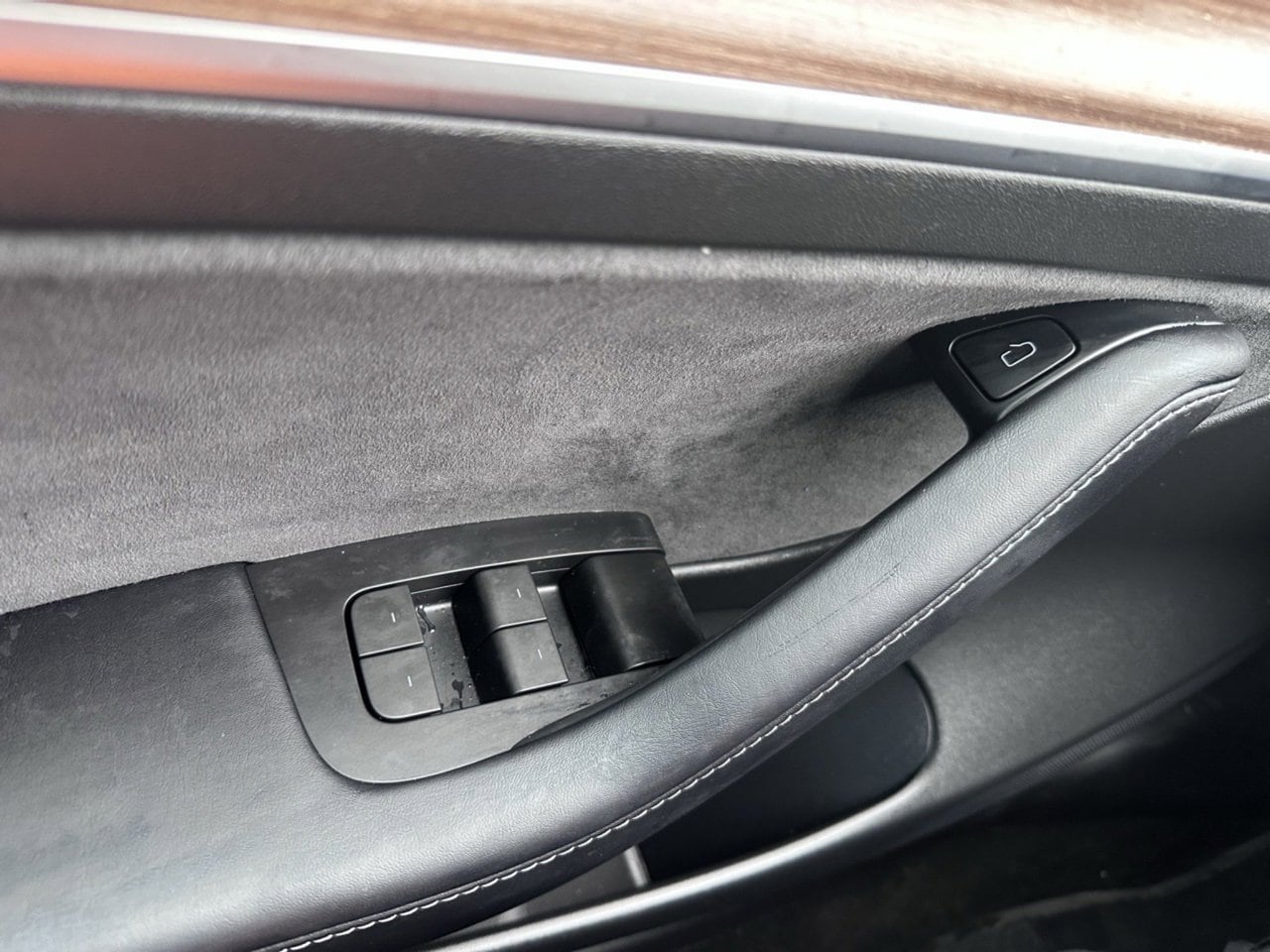Vehicle image 21 of 27
