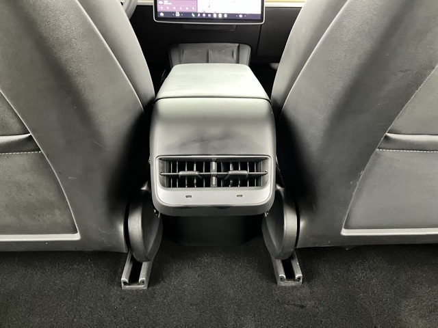 Vehicle image 70 of 92