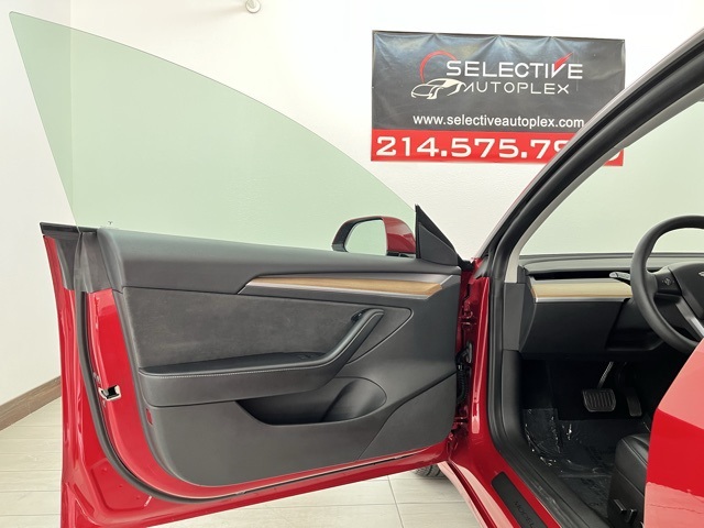 Vehicle image 17 of 92