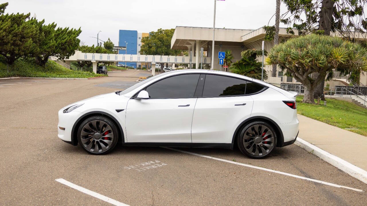 Vehicle image 10 of 29