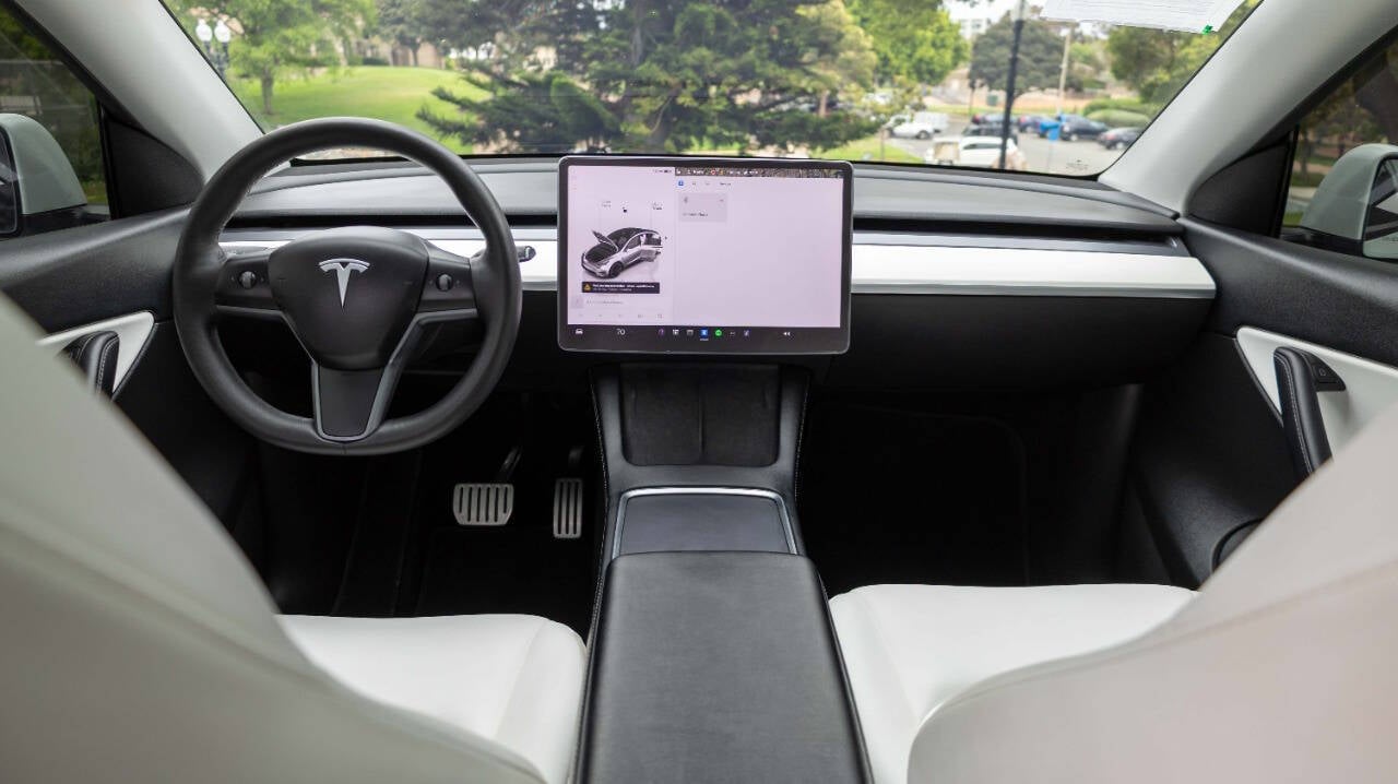 Vehicle image 27 of 29