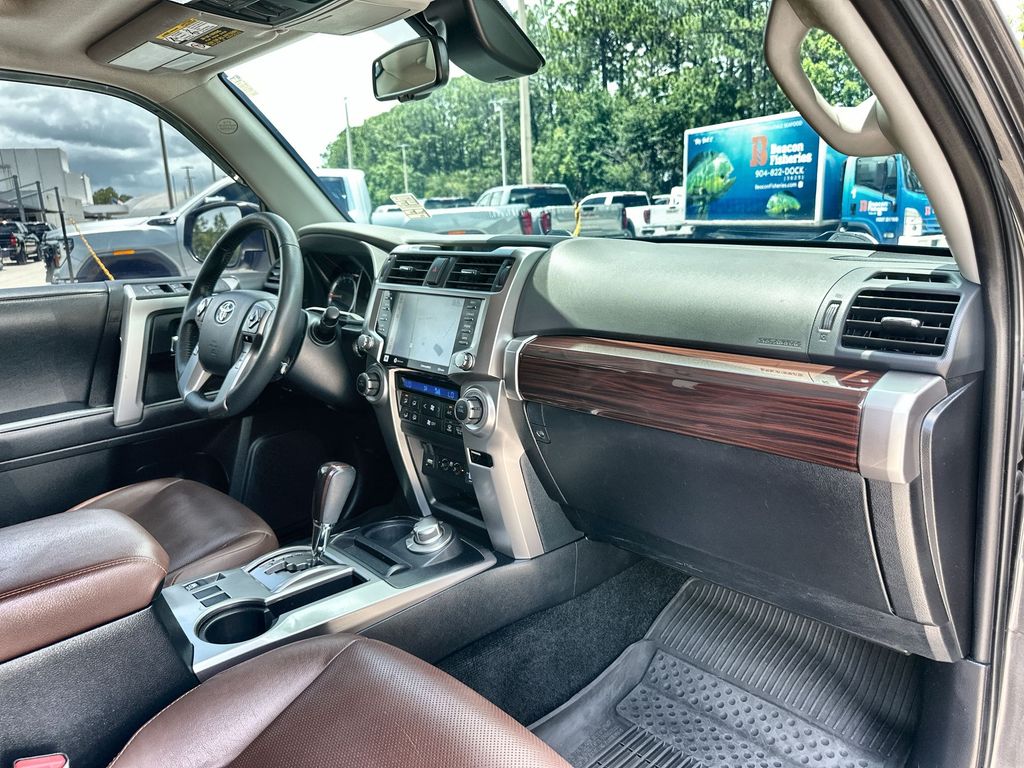Vehicle image 31 of 37