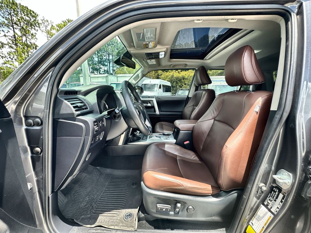 Vehicle image 21 of 37