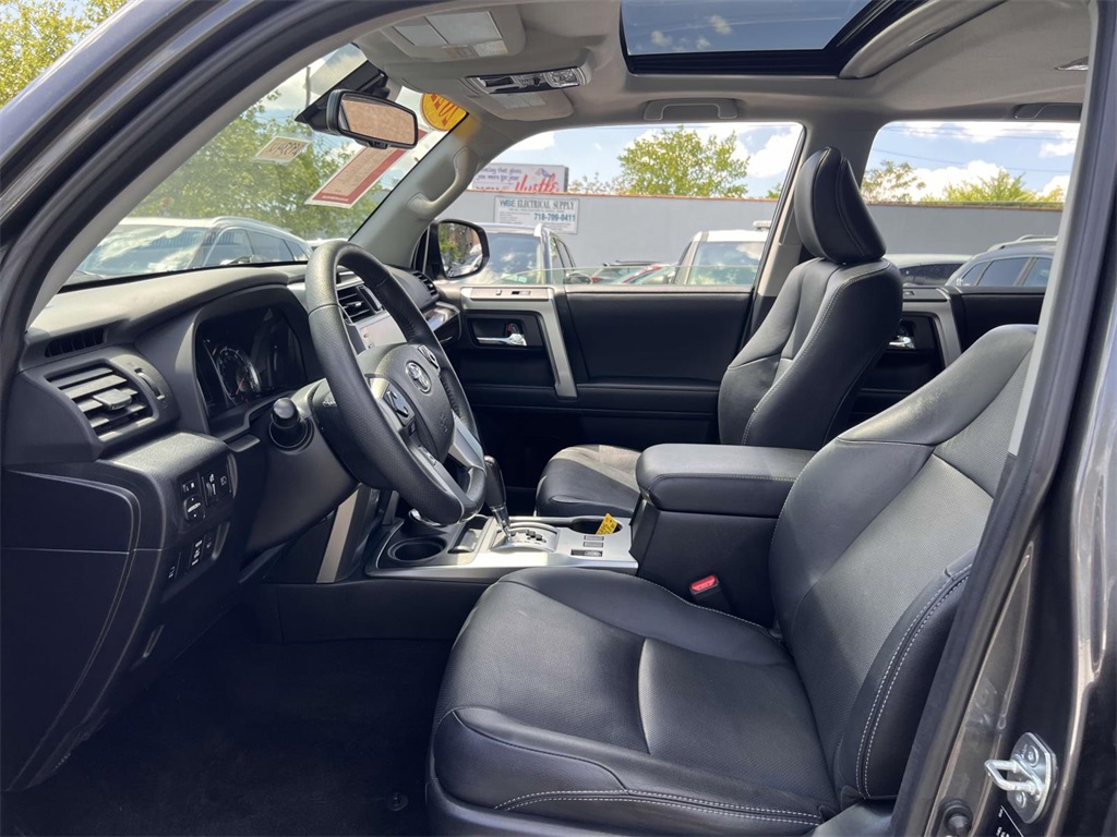 Vehicle image 18 of 33