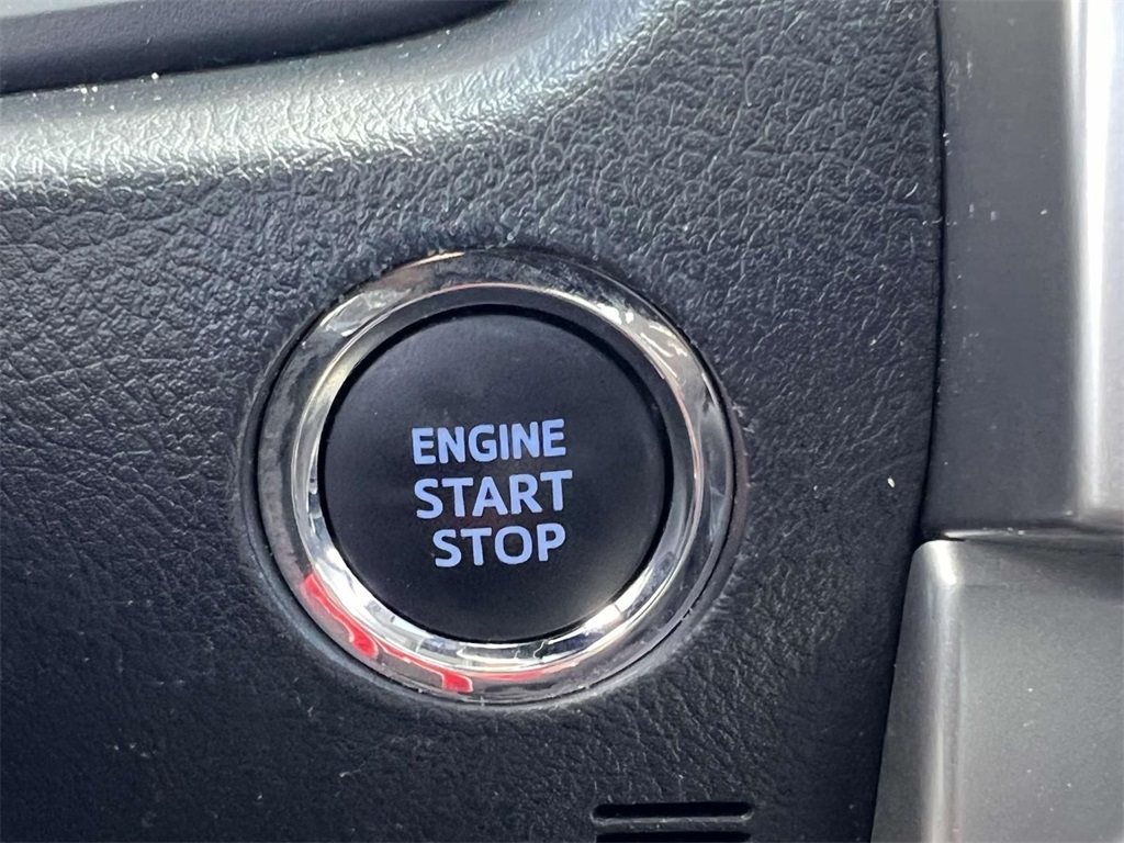 Vehicle image 25 of 33