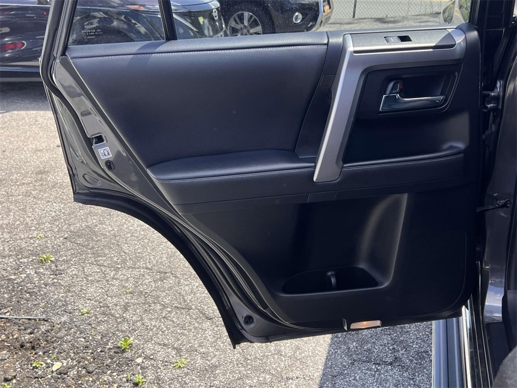 Vehicle image 10 of 33