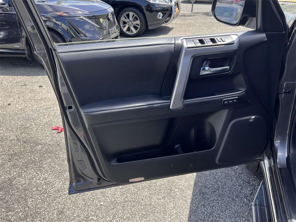 Vehicle image 14 of 33