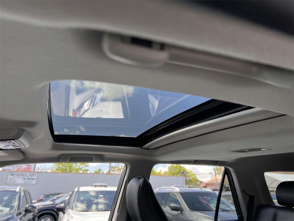 Vehicle image 19 of 33