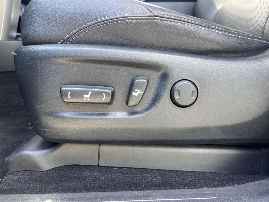 Vehicle image 17 of 33