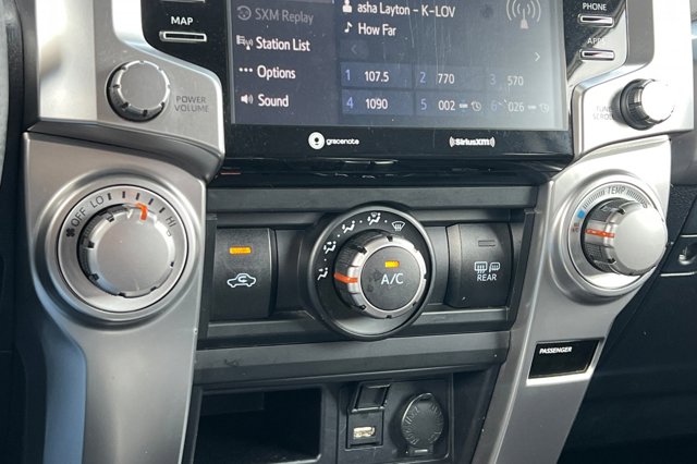 Vehicle image 21 of 29