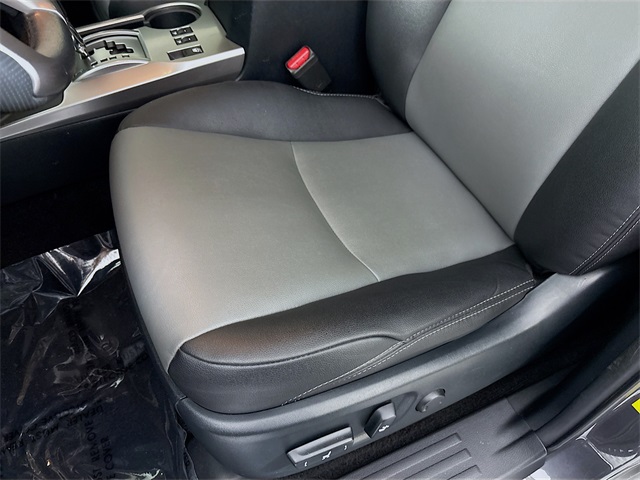 Vehicle image 16 of 32