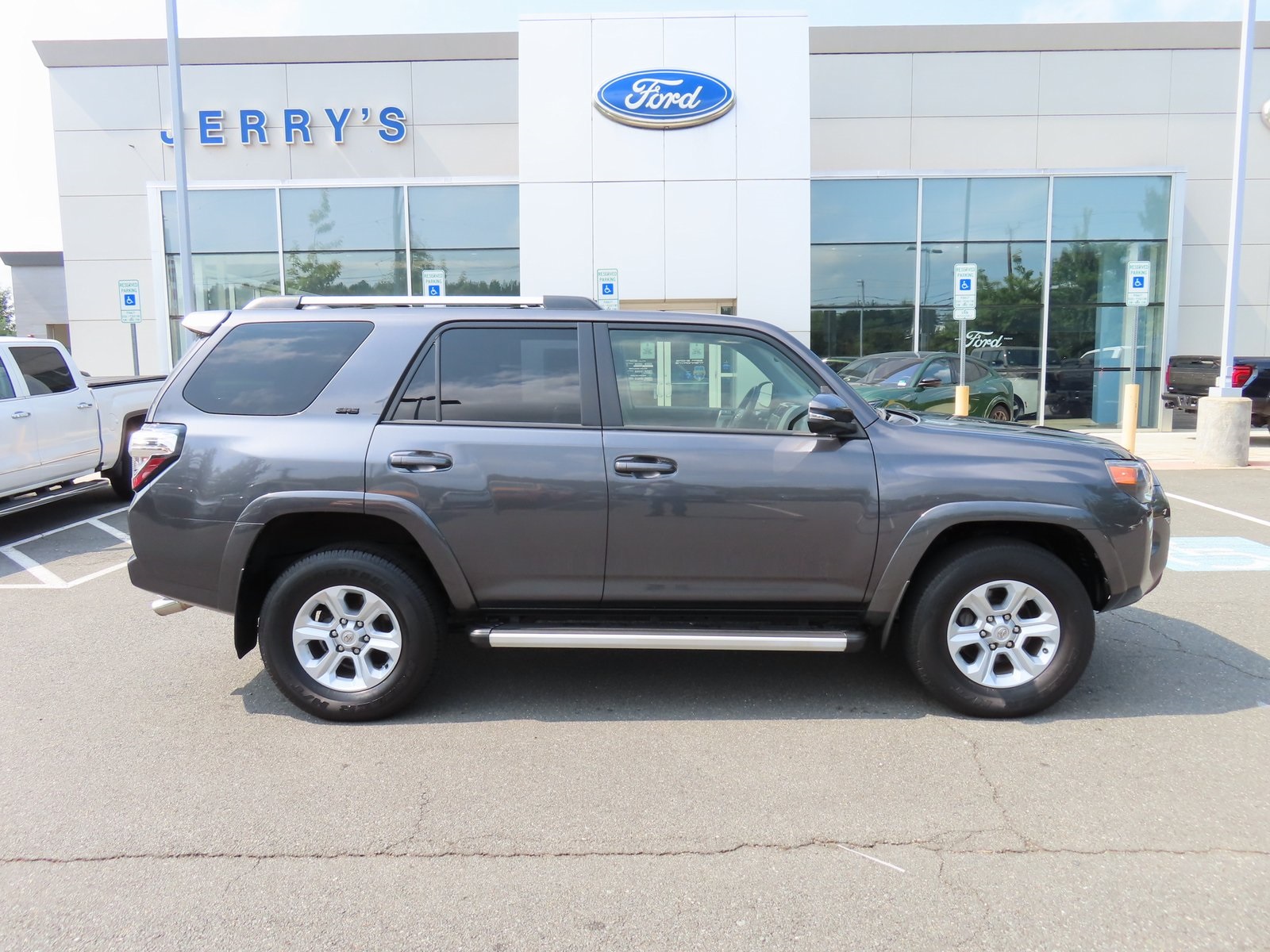 2022 Toyota 4Runner SR5 Premium Image 6 of 39