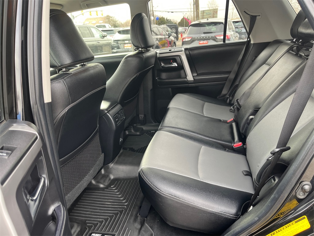 Vehicle image 31 of 44