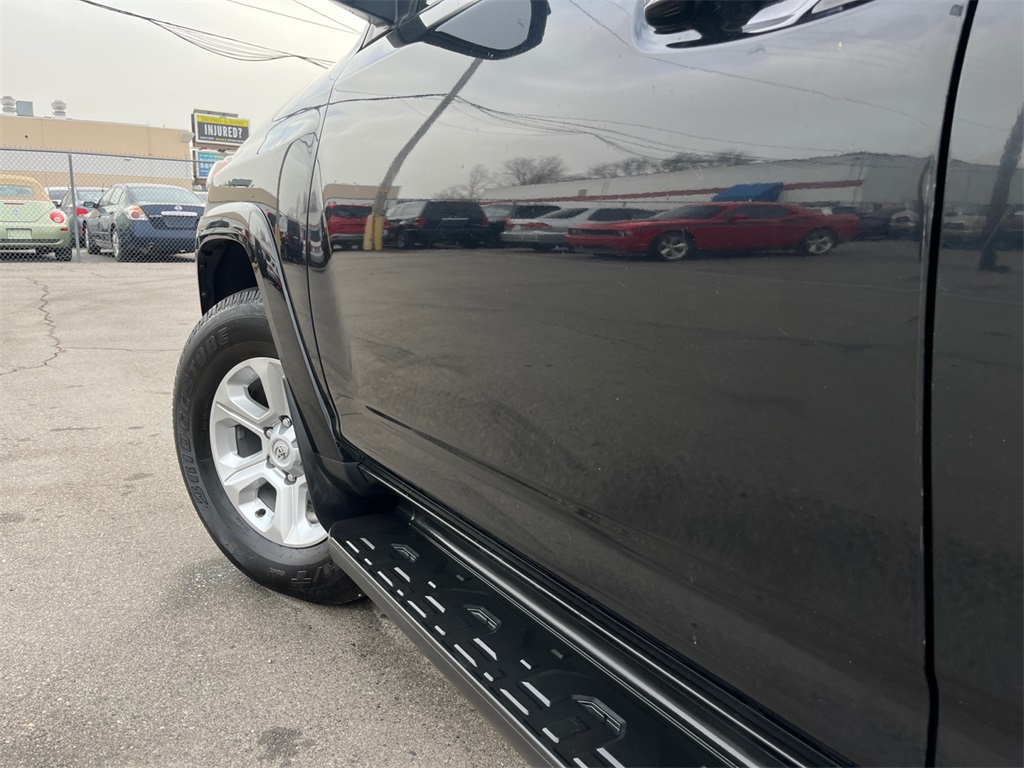 Vehicle image 32 of 44