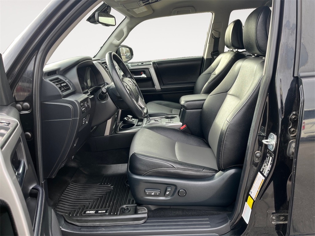 Vehicle image 9 of 44