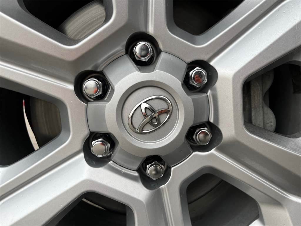 Vehicle image 33 of 44