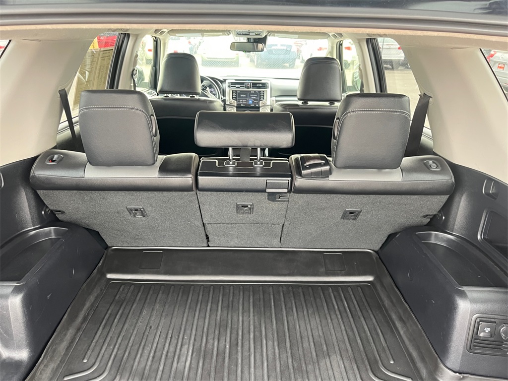 Vehicle image 37 of 44