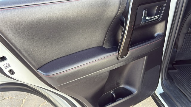 Vehicle image 23 of 32