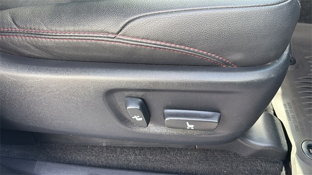 Vehicle image 25 of 32