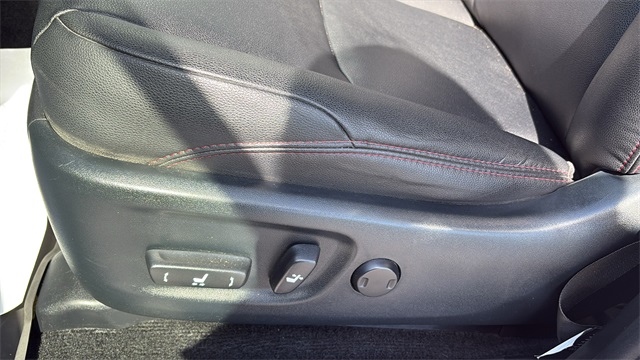 Vehicle image 28 of 32