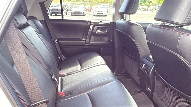 Vehicle image 10 of 32