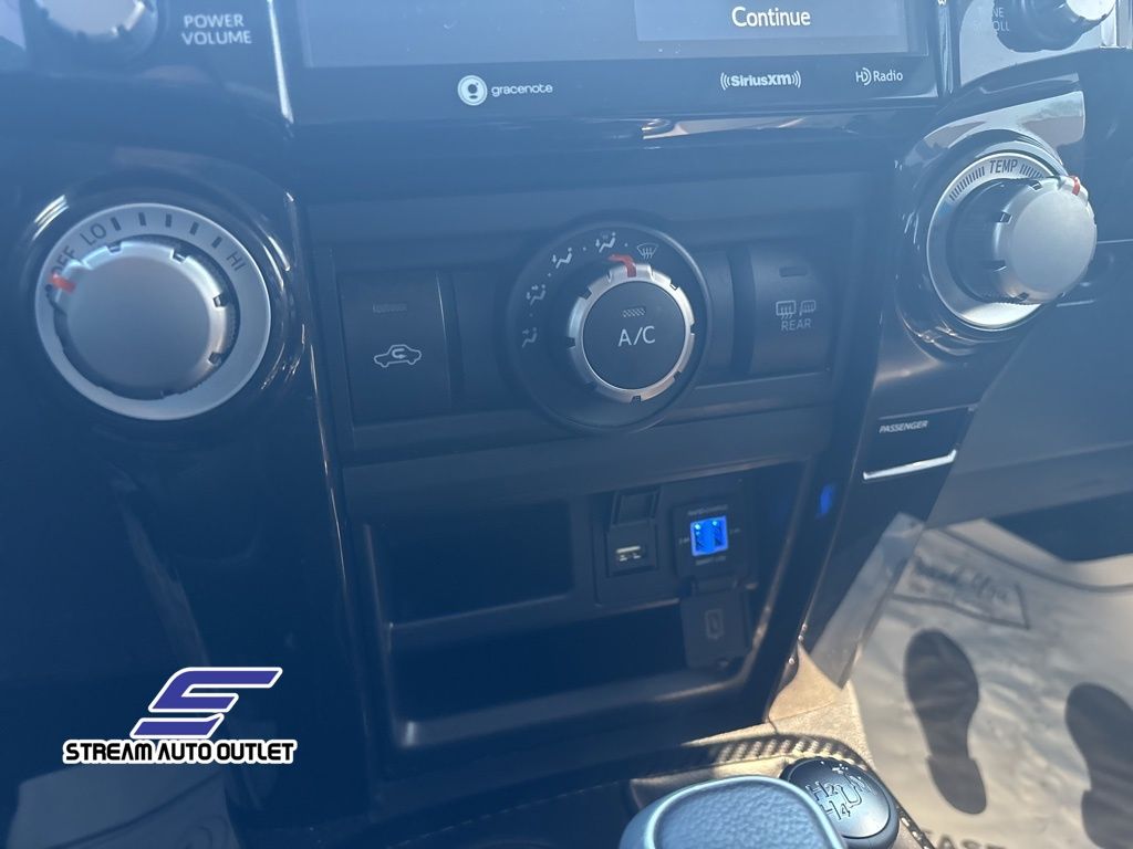 Vehicle image 33 of 38