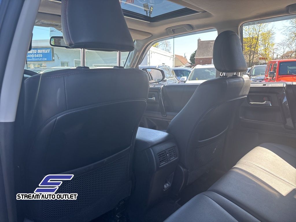 Vehicle image 21 of 38