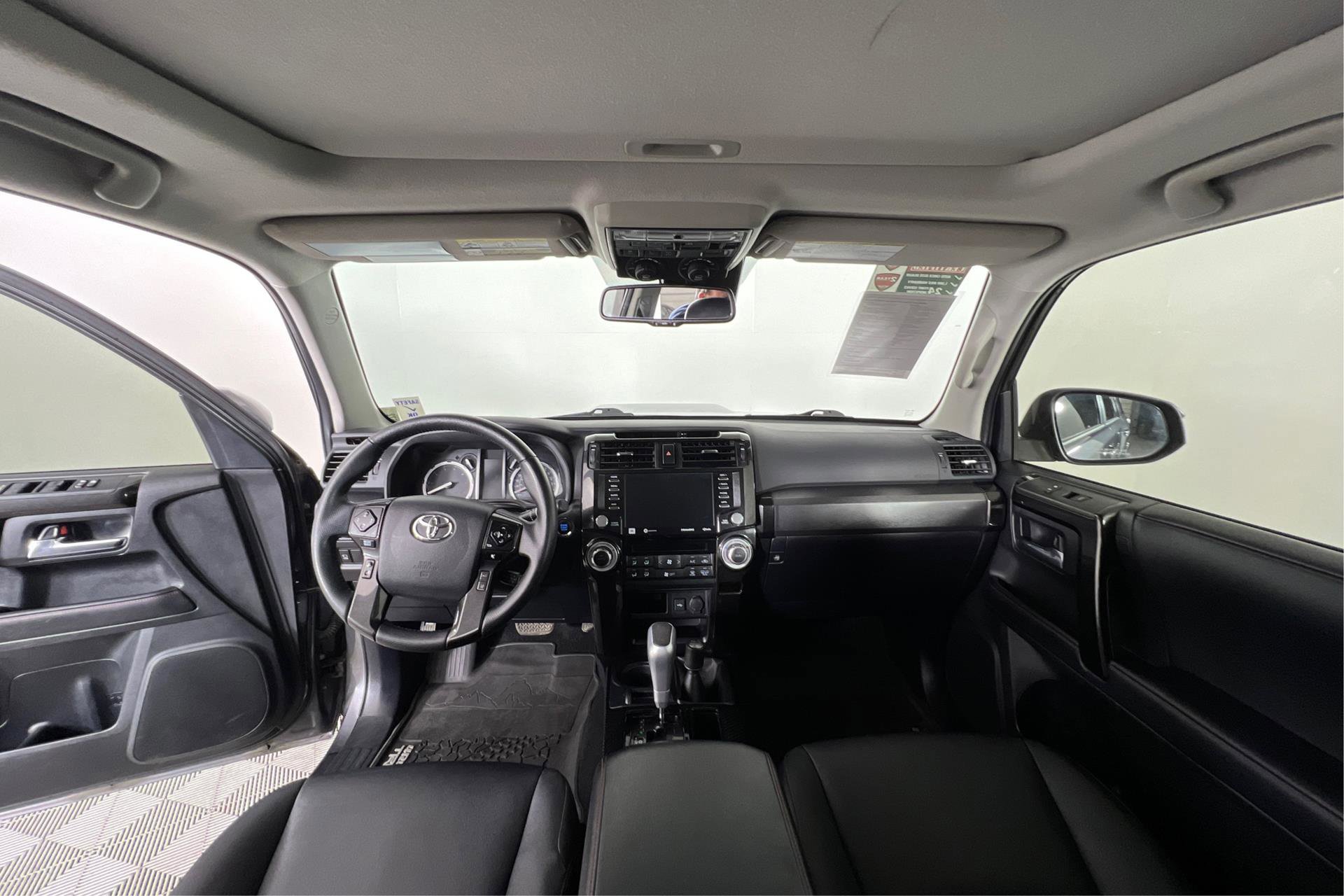 Vehicle image 21 of 29