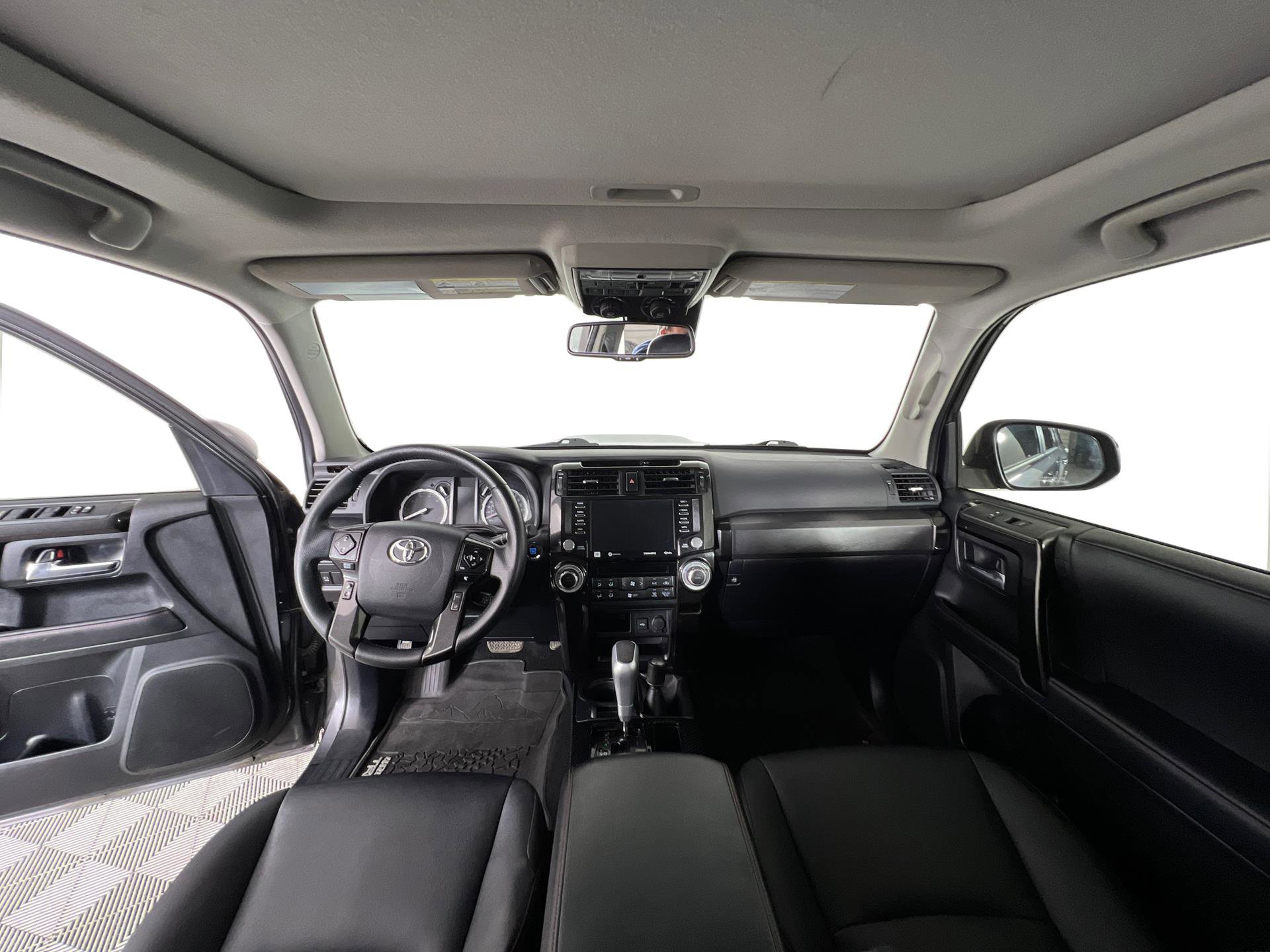 Vehicle image 17 of 29