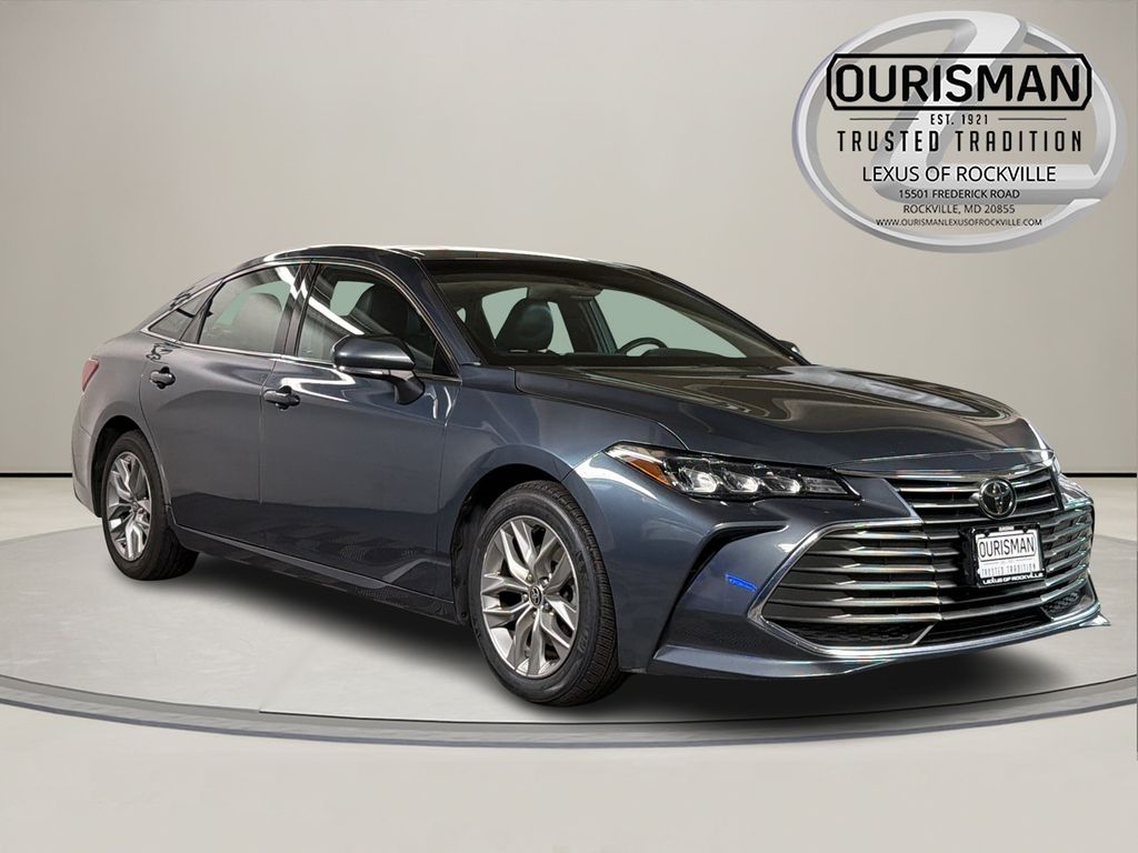 2022 Toyota Avalon XLE Image 2 of 31