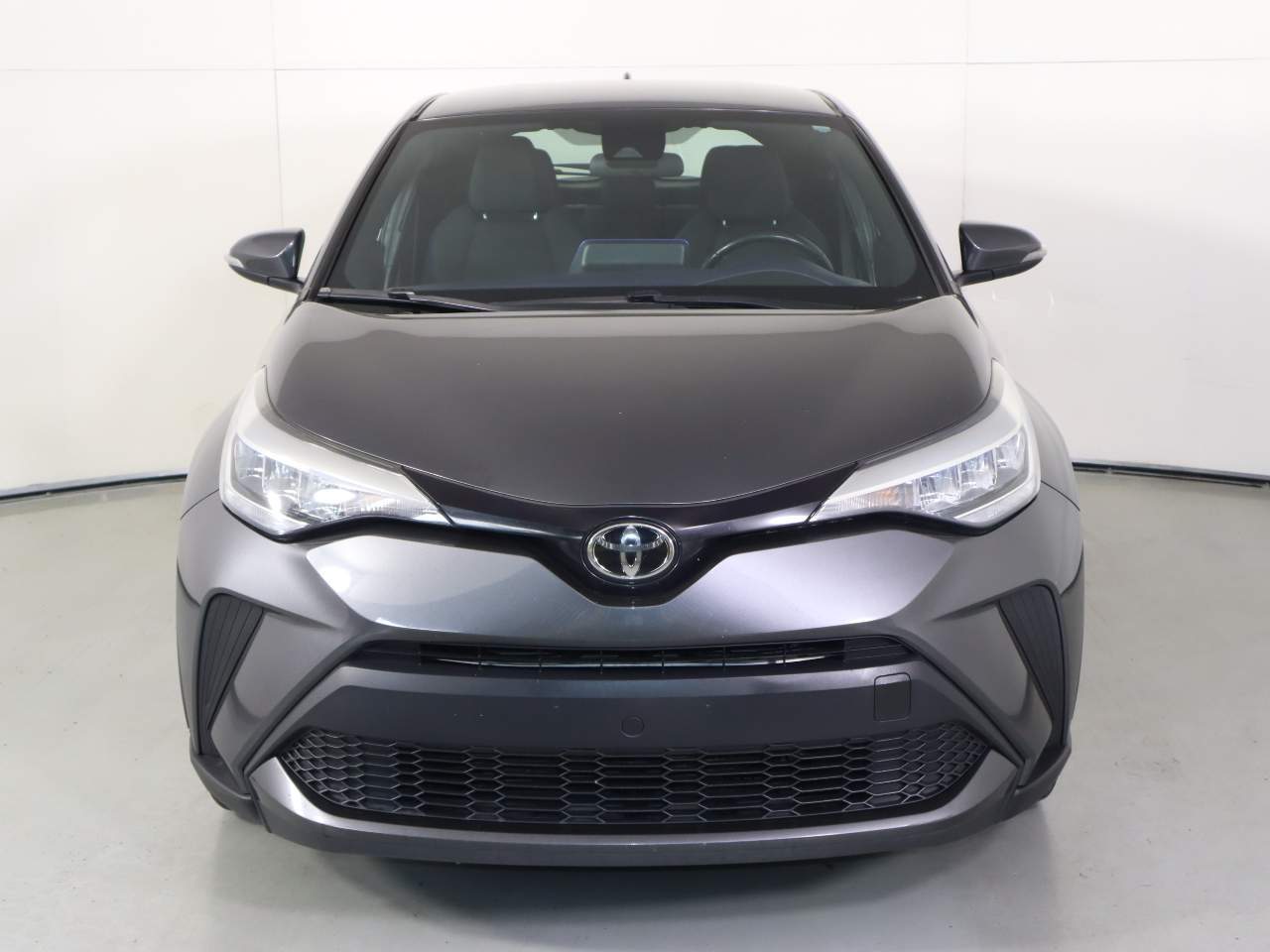 2022 Toyota C-HR XLE Image 2 of 17