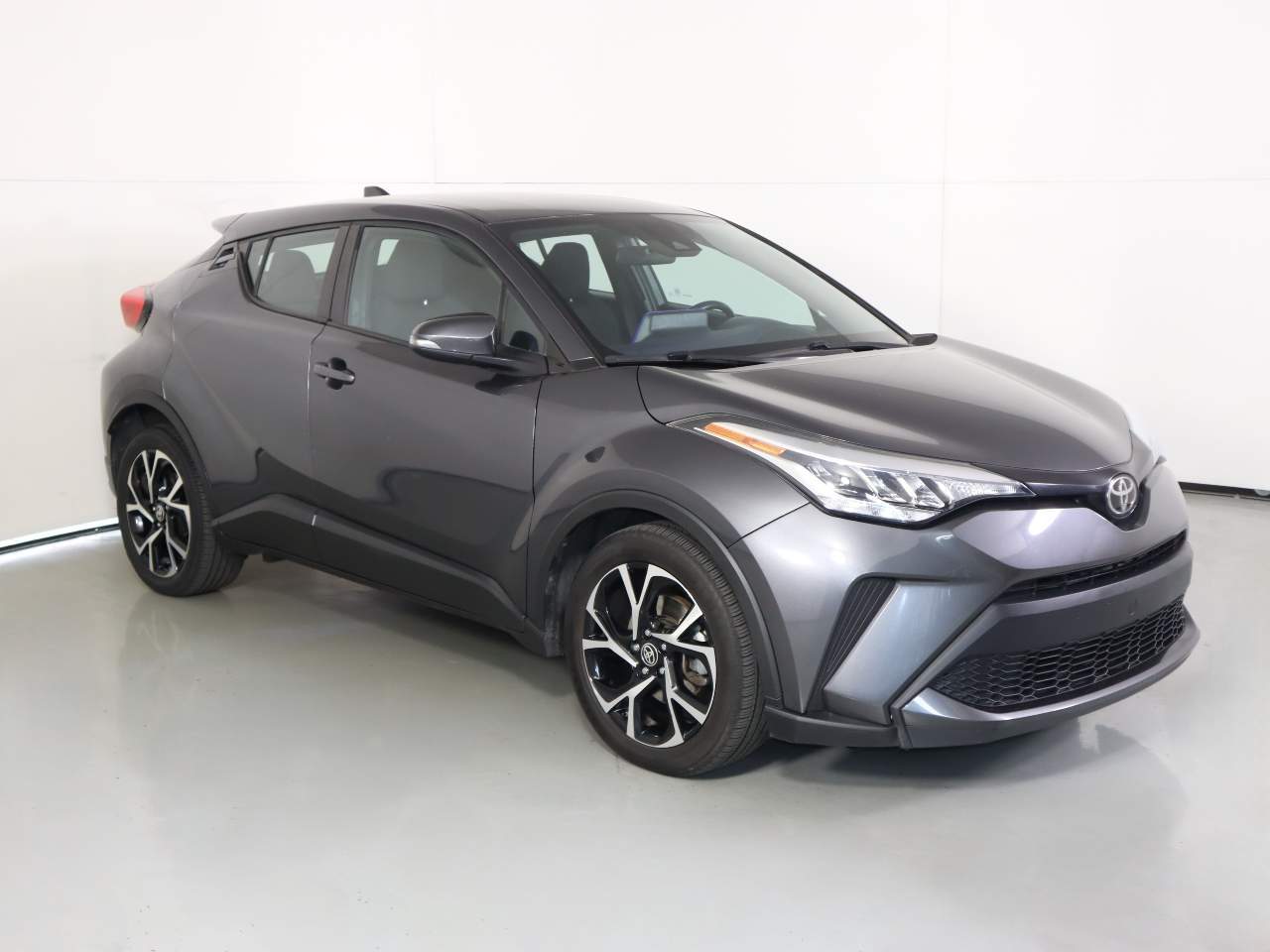 2022 Toyota C-HR XLE Image 3 of 17