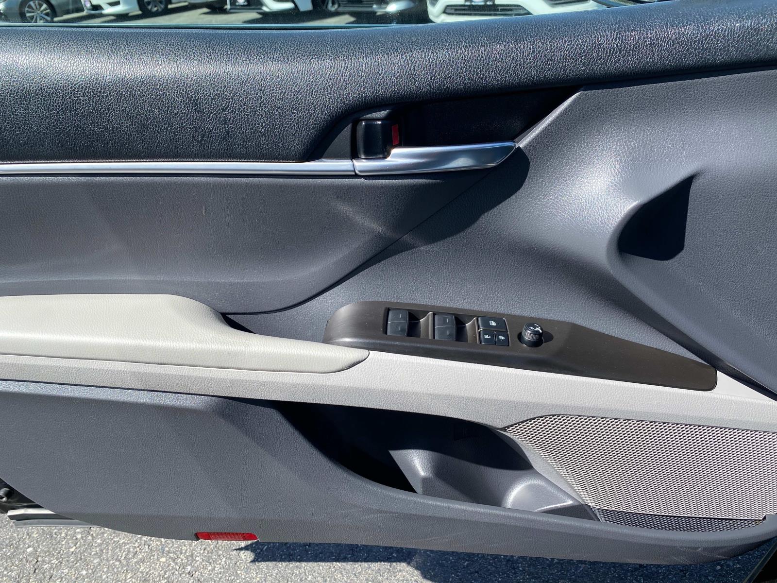 Vehicle image 18 of 22